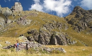 06 Ruderi della Baita Pastrengo, Guardo la sella tra il Pizzo di Giacomo ed il Torrione di San Giacomo